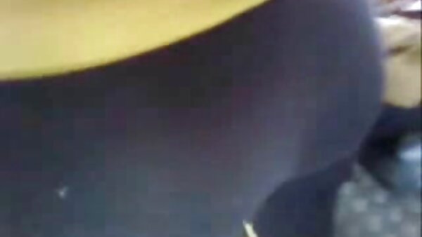 Manja si rambut coklat milf Ariana Jollee mendapat dijemput di tempat letak kereta oleh lelaki miang koleksi cerita ustazah